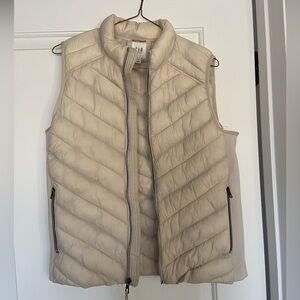 Gap Puffer Vest Size Medium Cream